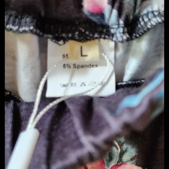 Chic Floral Women's Jumpsuit in Black - Picture 4 of 6